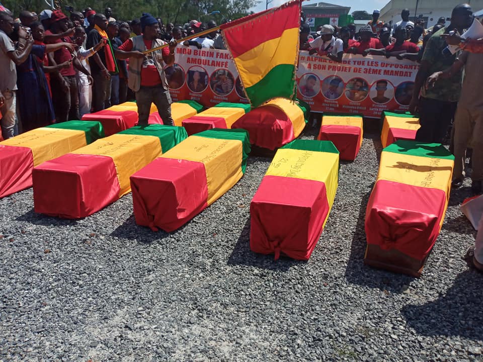 Hôpital Sino-guinéen : les corps des 11 victimes de la manifestation du FNDC exposés