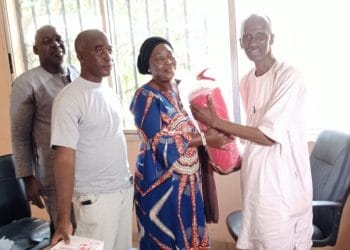 Prévention des incendies: L&rsquo;ONG « AAPSG » fait un don d&rsquo;extincteurs et bande balise aux quartiers de Kaloum…