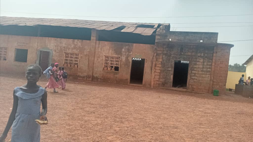 Construite en 1959, l’école primaire Kankan-Koura (dans Kankan) tombe en décrépitude !