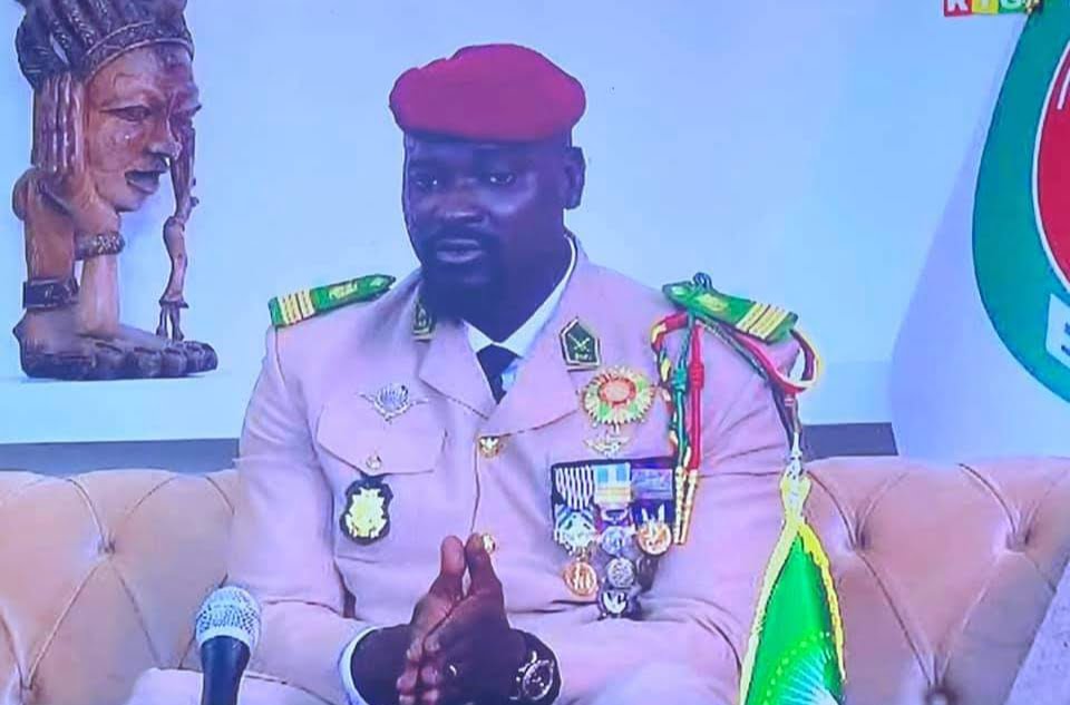 À l’image du révisionniste, face à la presse, le colonel Doumbouya charge lourdement le régime Alpha Condé