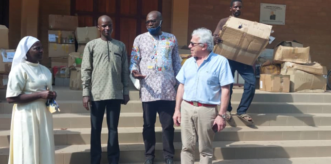 Les Petits Anges de Guinée procèdent à la remise des dons à l’archevêché de Conakry