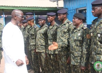 Guinée : Le Ministre de la Défense nationale félicite l’Amiral Mamadou Yaya Diallo pour la saisie de 1,572 kg de cocaïne