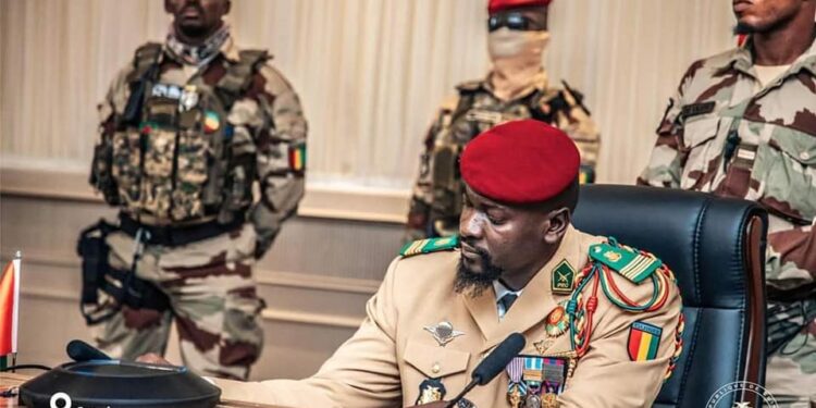 Diplomates et communicants : le pouvoir du CNRD puise dans les médias