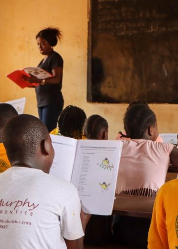 Des élèves dans une salle de classe en Guinée